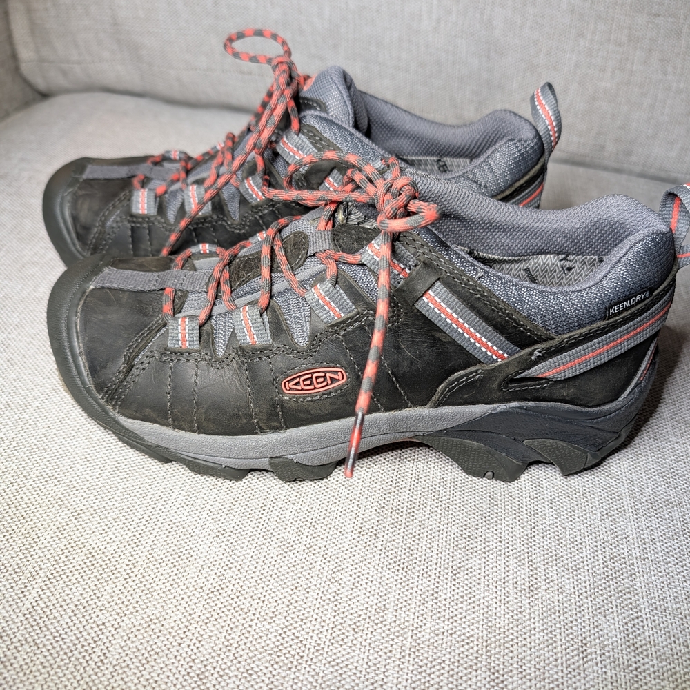 Keen Black and Red Hiking Shoes - Picture 3 of 6